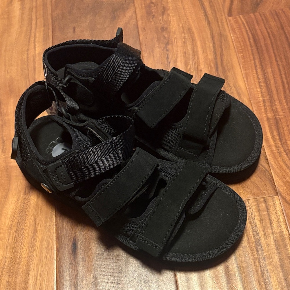 NWT UGG Black Strappy Open-Toe Sandals 7